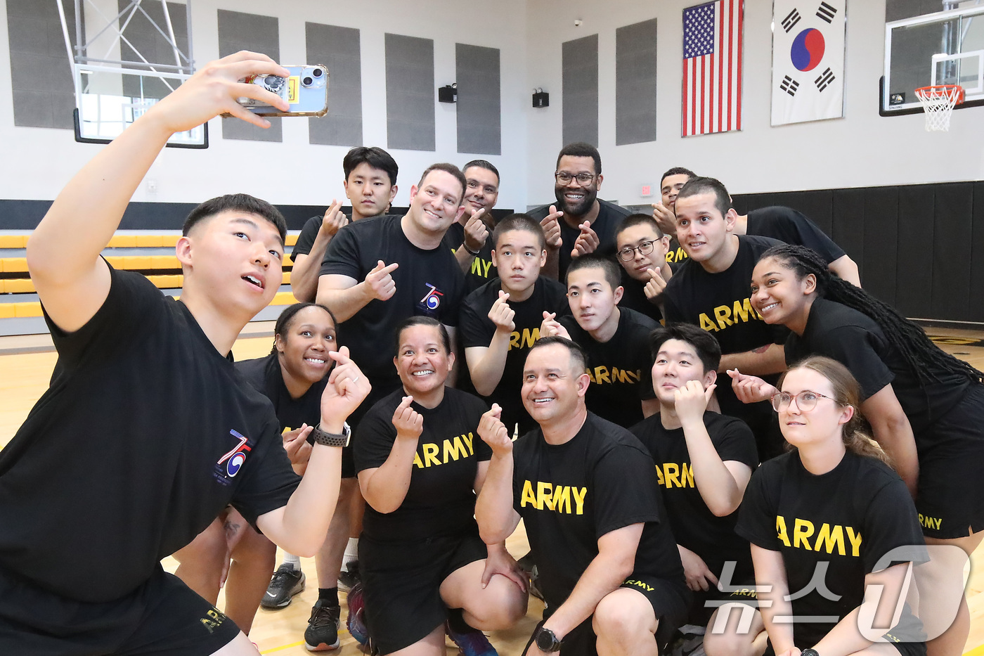 (대구=뉴스1) 공정식 기자 = '한미 친선 주간'을 맞아 10일 오전 대구 남구 캠프워커에서 열린 체육대회에 참가한 카투사 장병과 미군이 배구 경기를 마친 뒤 기념촬영을 하고 있 …