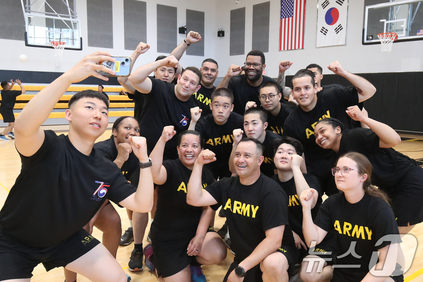 (대구=뉴스1) 공정식 기자 = '한미 친선 주간'을 맞아 10일 오전 대구 남구 캠프워커에서 열린 체육대회에 참가한 카투사 장병과 미군이 배구 경기를 마친 뒤 기념촬영을 하고 있 …