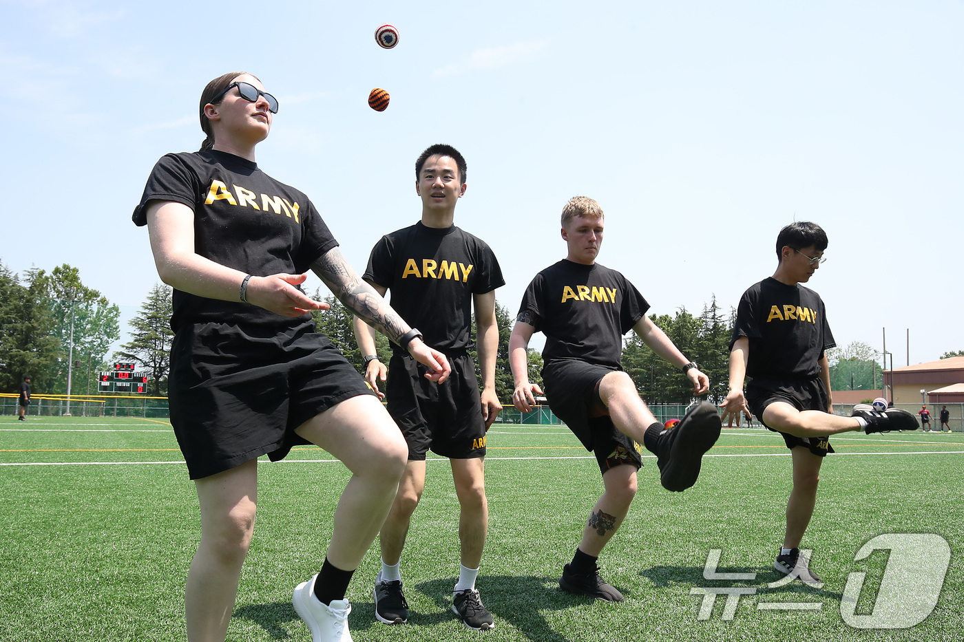 (대구=뉴스1) 공정식 기자 = '한미 친선 주간'을 맞아 10일 오전 대구 남구 캠프워커에서 카투사 장병과 미군이 함께 오자미(콩주머니) 제기차기를 하며 친목을 다지고 있다.주한 …