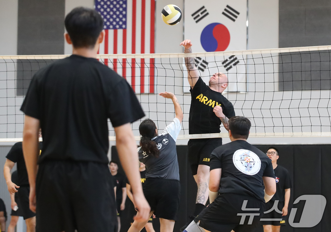 (대구=뉴스1) 공정식 기자 = '한미 친선 주간'을 맞아 10일 오전 대구 남구 캠프워커에서 열린 체육대회에 참가한 카투사 장병과 미군이 함께 배구 경기를 통해 친목을 다지고 있 …