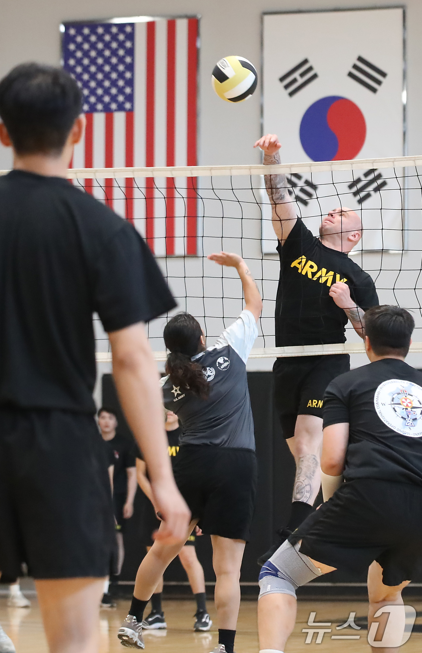 (대구=뉴스1) 공정식 기자 = '한미 친선 주간'을 맞아 10일 오전 대구 남구 캠프워커에서 열린 체육대회에 참가한 카투사 장병과 미군이 함께 배구 경기를 통해 친목을 다지고 있 …