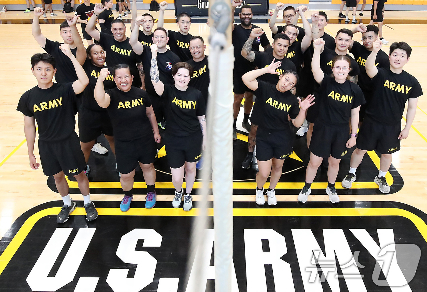 (대구=뉴스1) 공정식 기자 = '한미 친선 주간'을 맞아 10일 오전 대구 남구 캠프워커에서 열린 체육대회에 참가한 카투사 장병과 미군이 배구 경기를 마친 뒤 환호하고 있다.주한 …