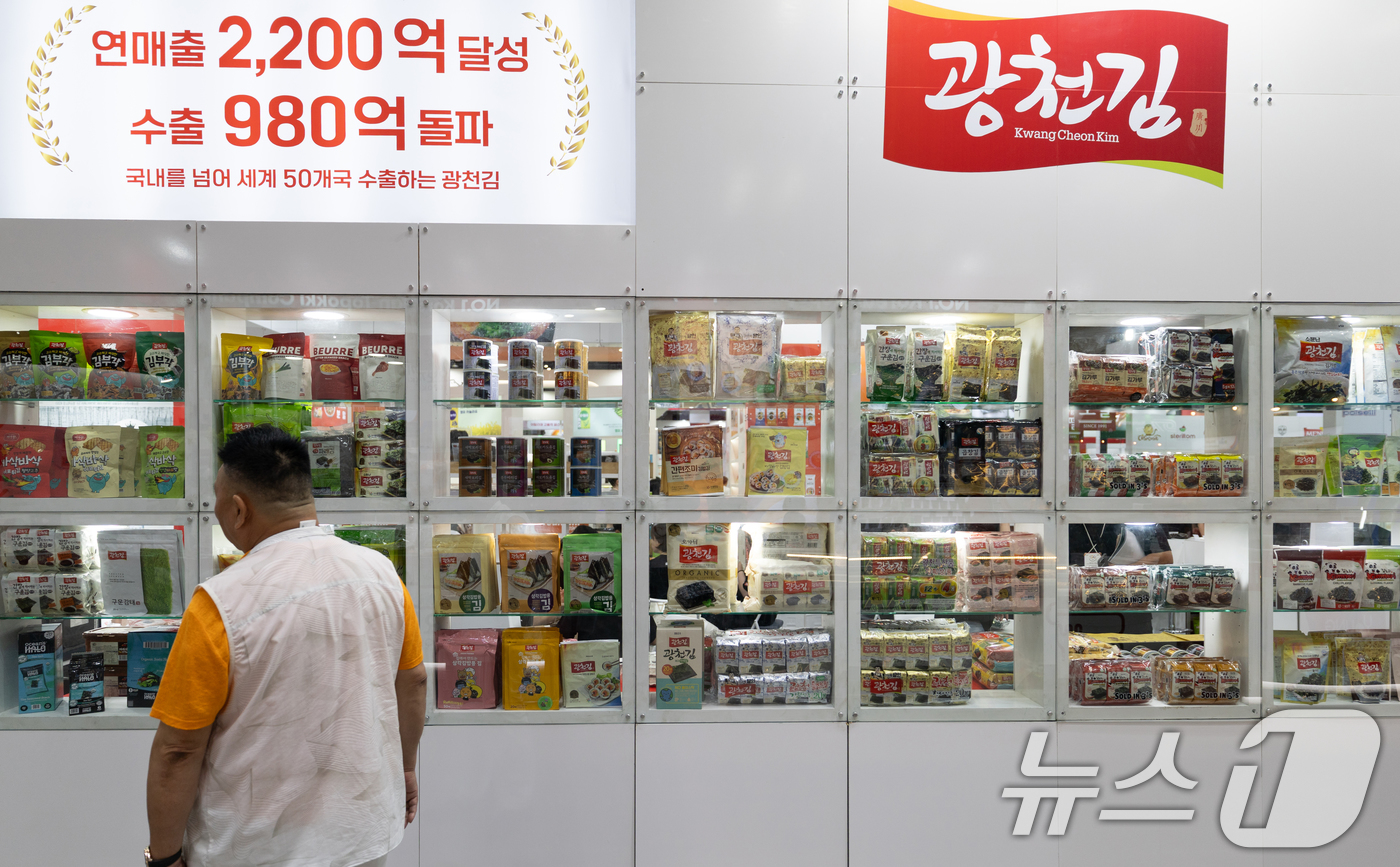 (고양=뉴스1) 이승배 기자 = 10일 경기 고양시 킨텍스에서 열린 '서울푸드 2025'에 다양한 식품들이 진열돼 있다.올해로 43회차를 맞는 서울푸드는 오는 13일까지 일산 킨텍 …