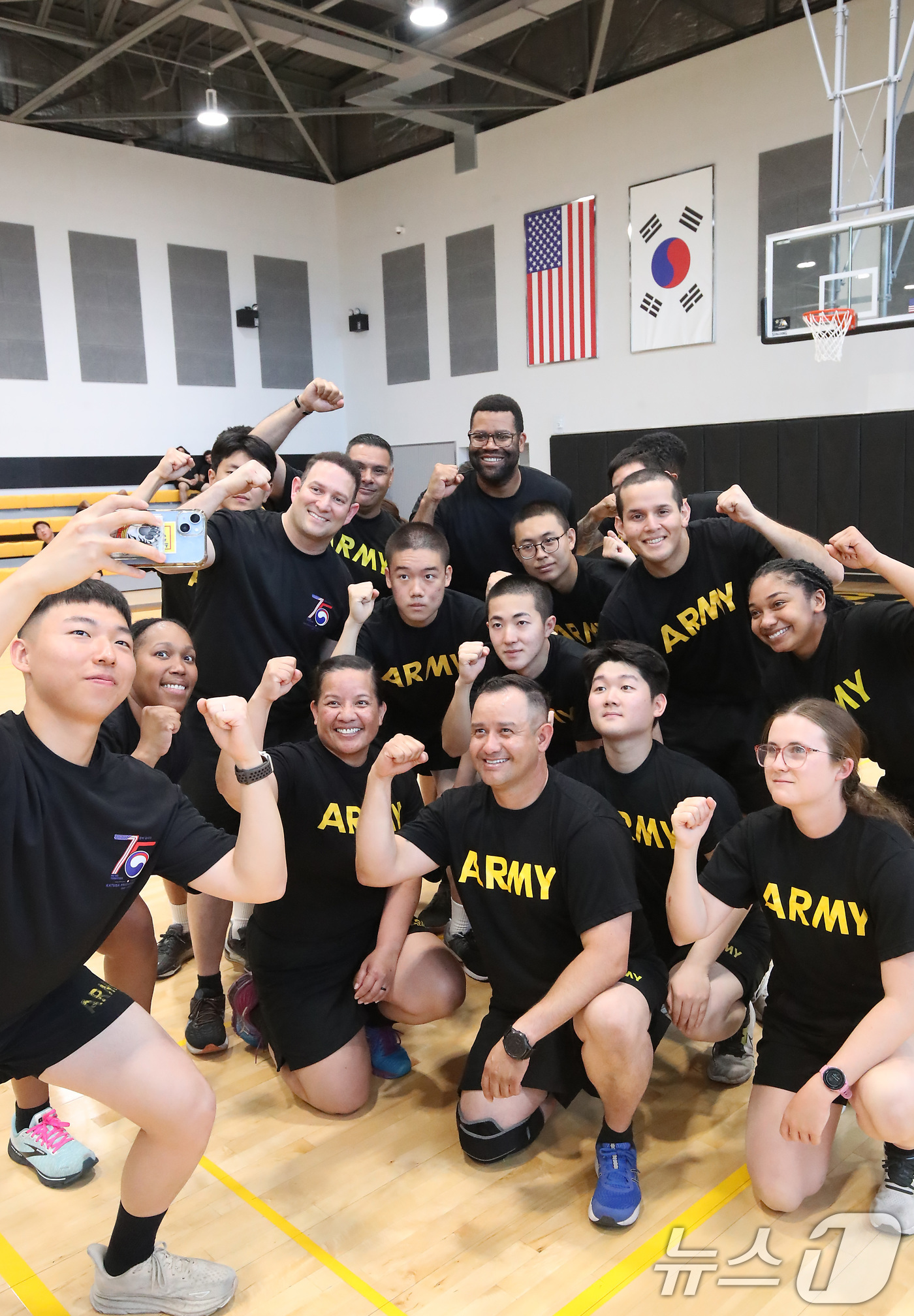 (대구=뉴스1) 공정식 기자 = '한미 친선 주간'을 맞아 10일 오전 대구 남구 캠프워커에서 열린 체육대회에 참가한 카투사 장병과 미군이 배구 경기를 마친 뒤 기념촬영을 하고 있 …