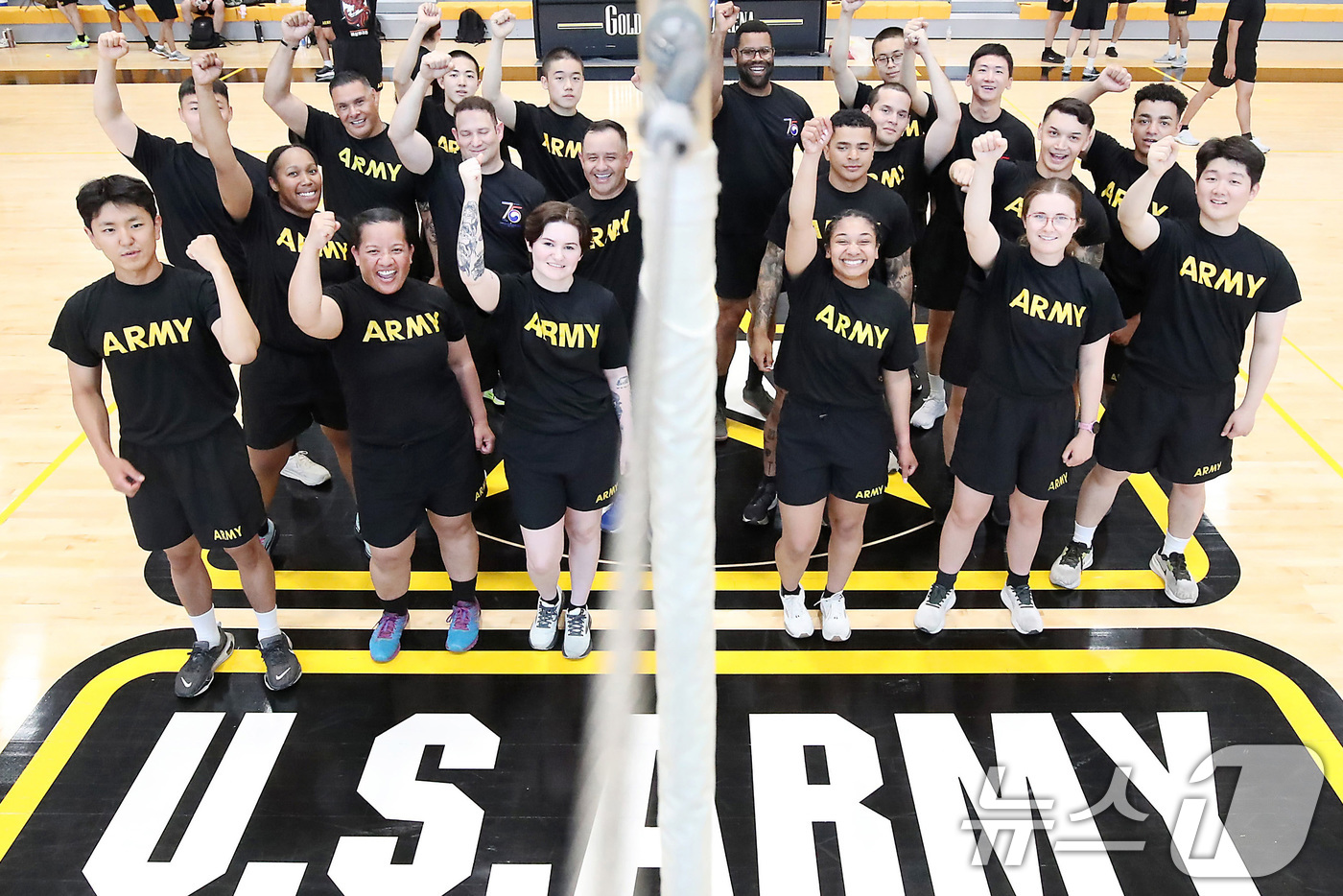 (대구=뉴스1) 공정식 기자 = '한미 친선 주간'을 맞아 10일 오전 대구 남구 캠프워커에서 열린 체육대회에 참가한 카투사 장병과 미군이 배구 경기를 마친 뒤 환호하고 있다.주한 …