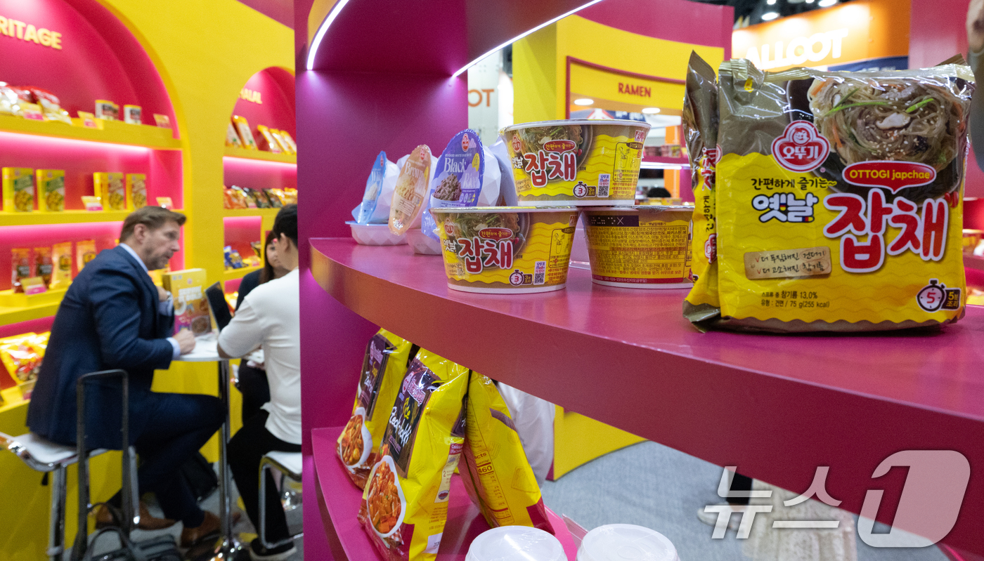 (고양=뉴스1) 이승배 기자 = 10일 경기 고양시 킨텍스에서 열린 '서울푸드 2025'에 다양한 식품들이 진열돼 있다.올해로 43회차를 맞는 서울푸드는 오는 13일까지 일산 킨텍 …