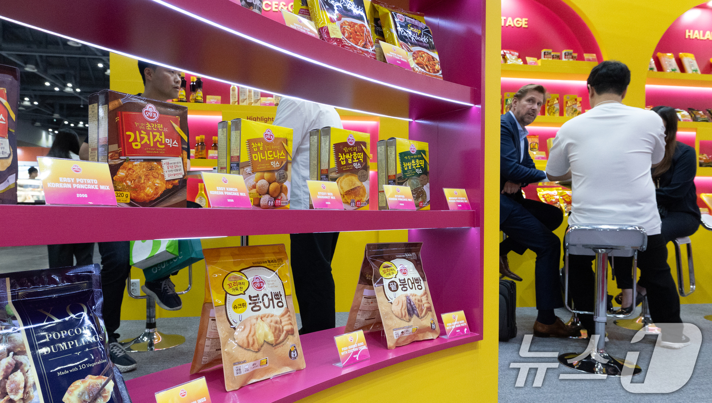 (고양=뉴스1) 이승배 기자 = 10일 경기 고양시 킨텍스에서 열린 '서울푸드 2025'에 다양한 식품들이 진열돼 있다.올해로 43회차를 맞는 서울푸드는 오는 13일까지 일산 킨텍 …