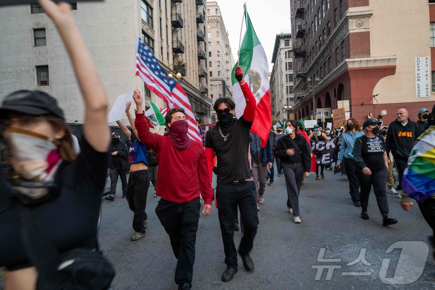 (LA AFP=뉴스1) 최종일 선임기자 = 9일(현지시간) 미국 캘리포니아 LA에서 이민세관단속국(ICE)의 대규모 불법 이민자 체포에 반발한 시위가 나흘째 이어지고 있다. 202 …