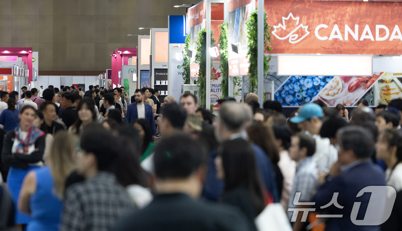 (고양=뉴스1) 이승배 기자 = 10일 경기 고양시 킨텍스에서 열린 '서울푸드 2025'를 찾은 관람객들이 부스를 둘러보고 있다.올해로 43회차를 맞는 서울푸드는 오는 13일까지 …