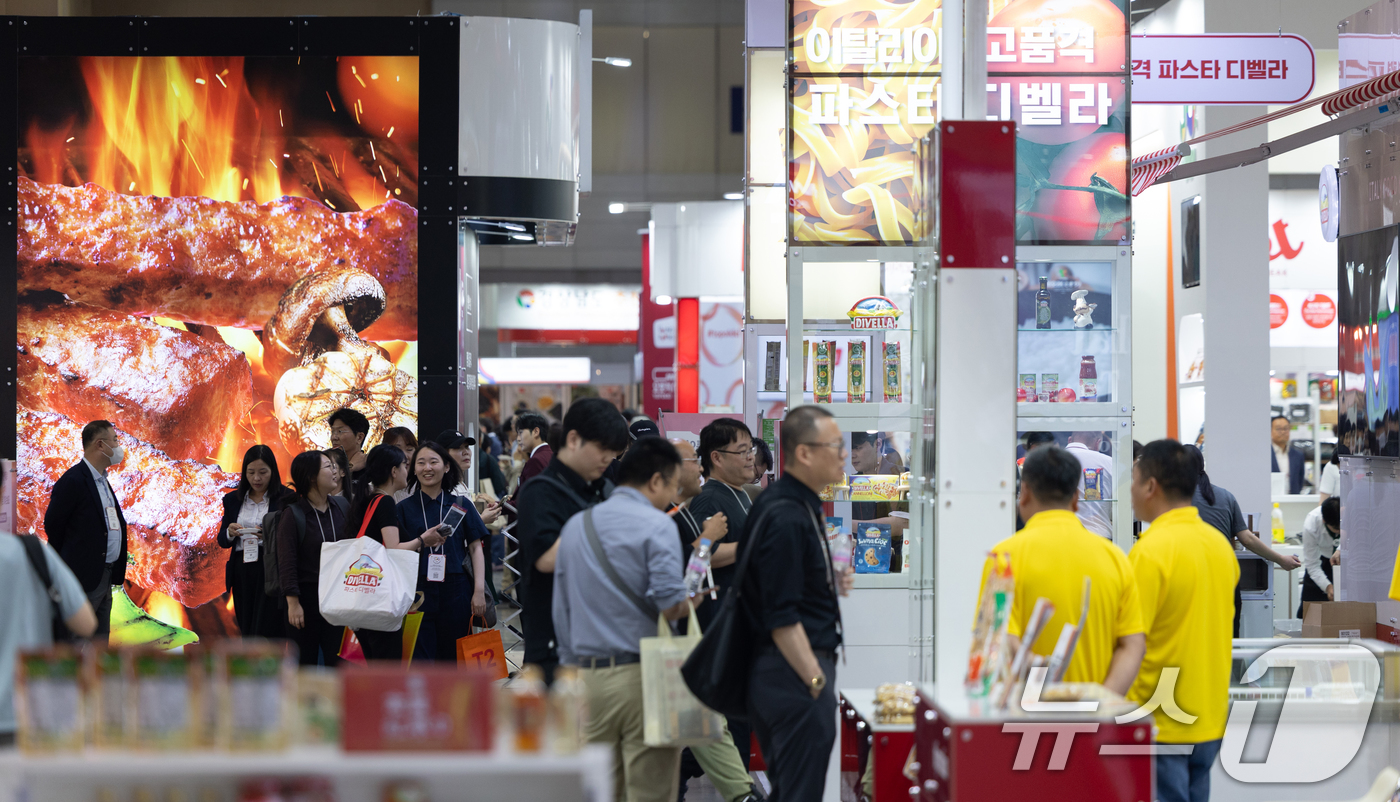 (고양=뉴스1) 이승배 기자 = 10일 경기 고양시 킨텍스에서 열린 '서울푸드 2025'에 다양한 식품들이 진열돼 있다.올해로 43회차를 맞는 서울푸드는 오는 13일까지 일산 킨텍 …
