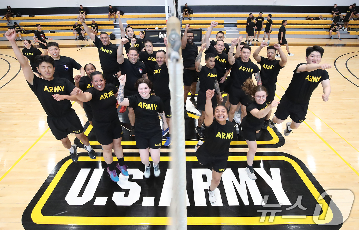 (대구=뉴스1) 공정식 기자 = '한미 친선 주간'을 맞아 10일 오전 대구 남구 캠프워커에서 열린 체육대회에 참가한 카투사 장병과 미군이 배구 경기를 마친 뒤 함께 환호하고 있다 …