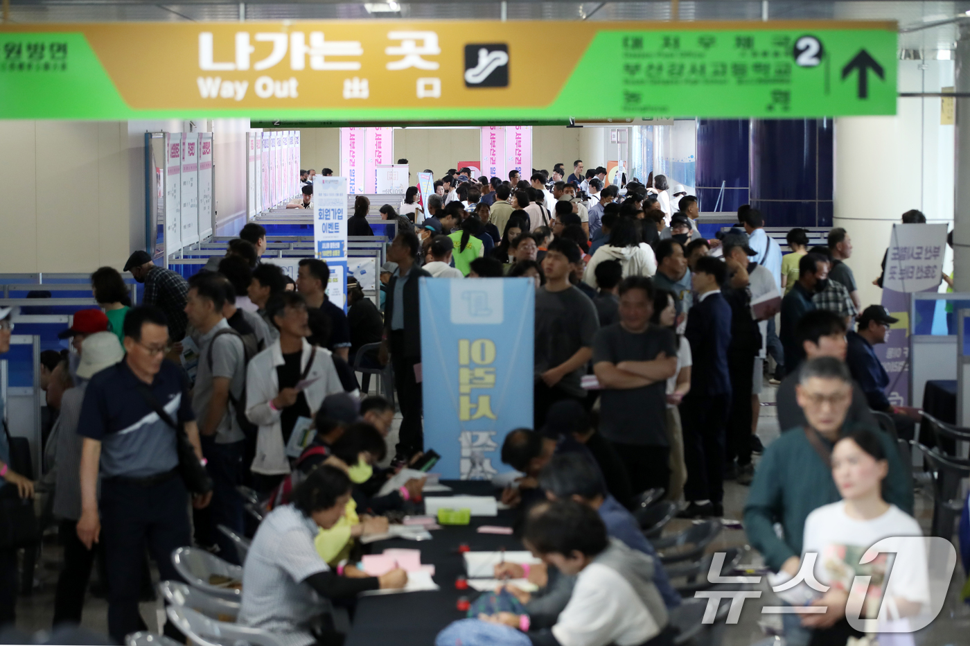 (부산=뉴스1) 윤일지 기자 = 10일 오후 부산 강서구 강서구청역 대합실에서 열린 '2025년 서부산권 일자리박람회'에서 구직자들이 면접을 보기 위해 줄지어 서 있다.부산 강서구 …