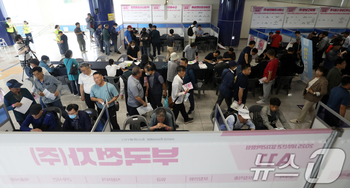 (부산=뉴스1) 윤일지 기자 = 10일 오후 부산 강서구 강서구청역 대합실에서 열린 '2025년 서부산권 일자리박람회'에서 구직자들이 면접을 보기 위해 줄지어 서 있다.부산 강서구 …