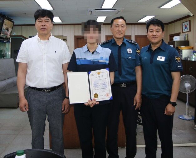 순천경찰 보이스피싱 현금수거책 검거 도운 순천역 직원 표창