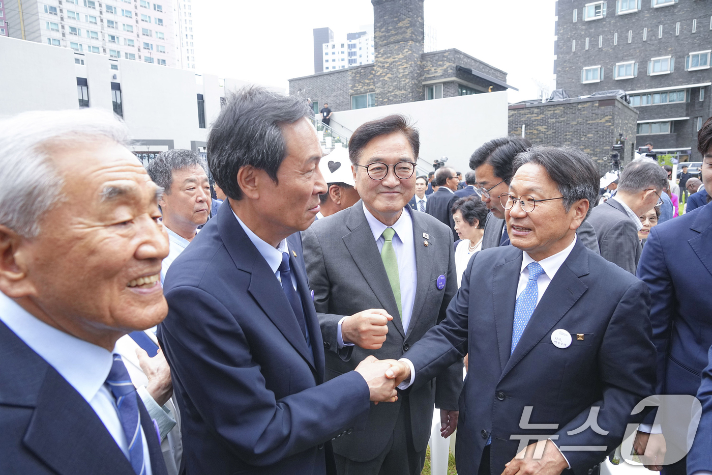 (광주=뉴스1) 박준배 기자 = 강기정 광주시장이 10일 서울 용산구 민주화운동기념관(옛 남영동 대공분실)에서 열린 ‘제38주년 6·10민주항쟁 기념식과 민주화운동기념관 개관식’에 …