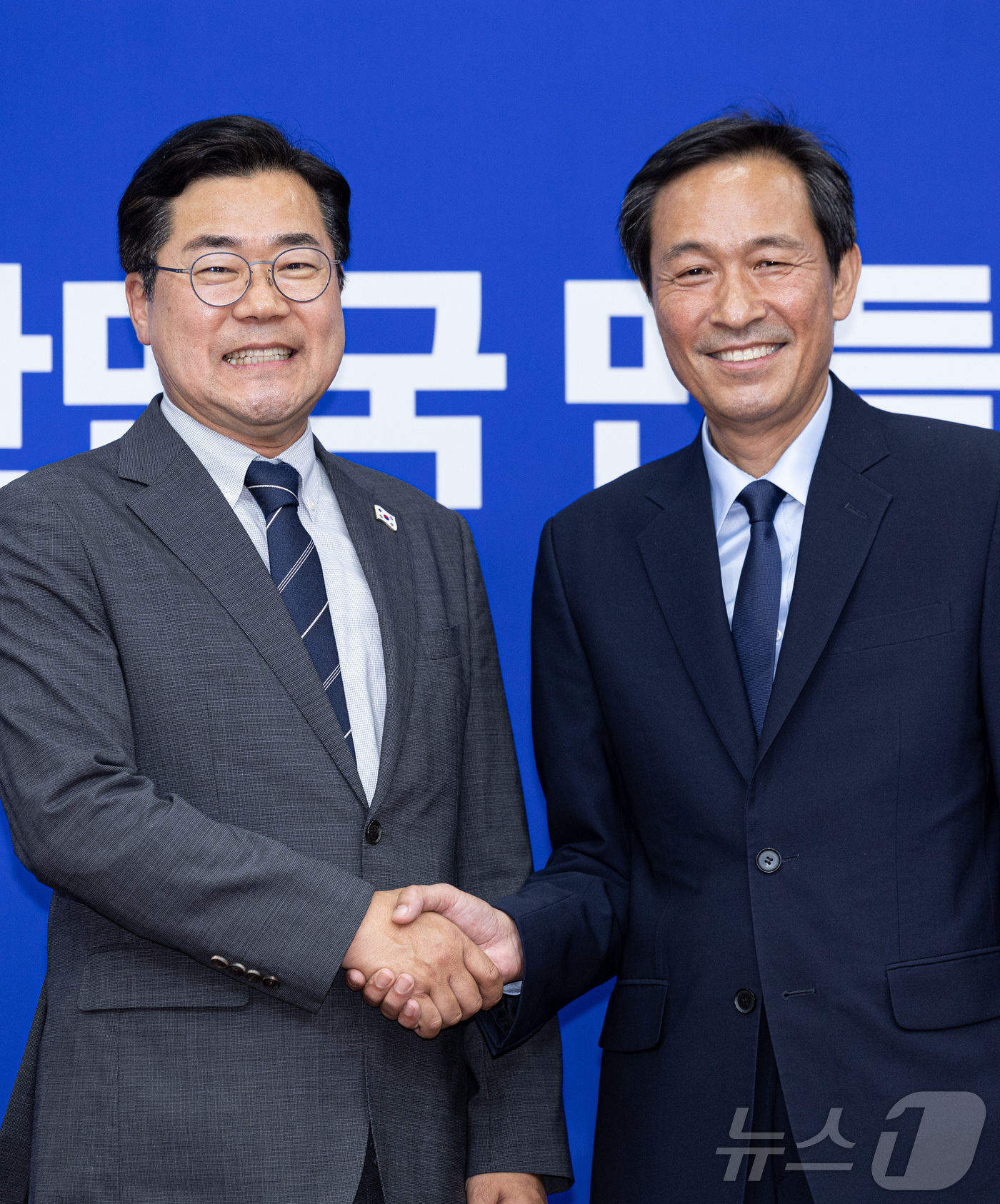 (서울=뉴스1) 이재명 기자 = 우상호 신임 대통령실 정무수석(오른쪽)이 10일 오후 서울 여의도 국회에서 박찬대 더불어민주당 대표 직무대행 겸 원내대표를 예방하고 있다. 2025 …