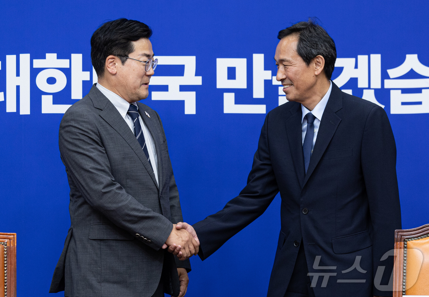 (서울=뉴스1) 이재명 기자 = 우상호 신임 대통령실 정무수석(오른쪽)이 10일 오후 서울 여의도 국회에서 박찬대 더불어민주당 대표 직무대행 겸 원내대표를 예방하고 있다. 2025 …