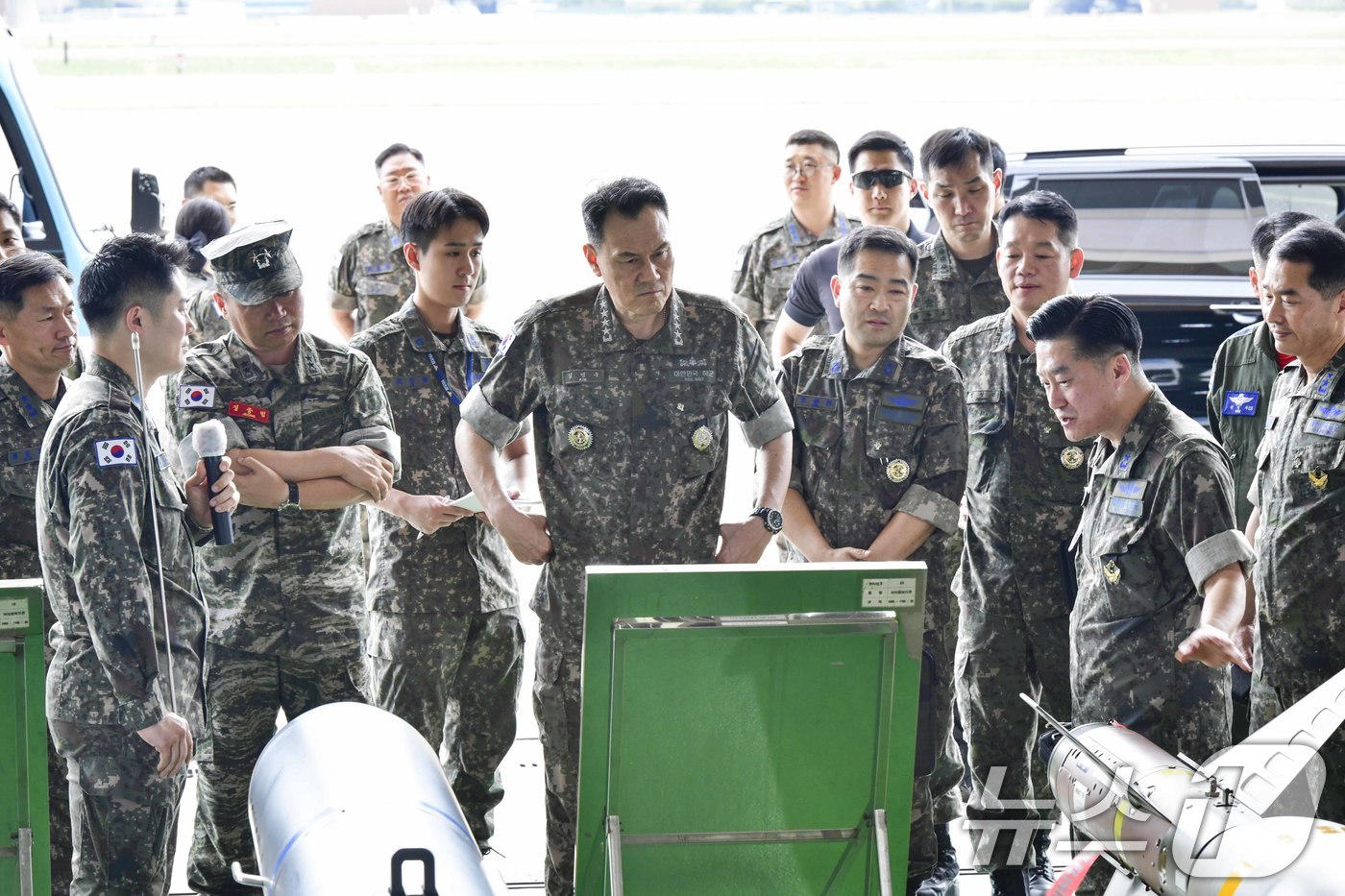 (서울=뉴스1) = 합동참모본부는 김명수 합참의장이 10일 육군 2작전사령부와 공군 11전투비행단을 방문해 작전태세와 안전시스템을 점검하고 현장의 장병들을 격려했다고 밝혔다.김명수 …