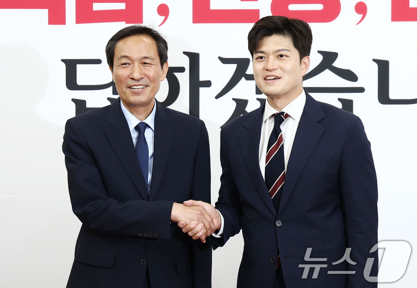 (서울=뉴스1) 김민지 기자 = 김용태 국민의힘 비상대책위원장이 10일 서울 여의도 국회에서 우상호 정무수석을 접견하고 있다. 2025.6.10/뉴스1