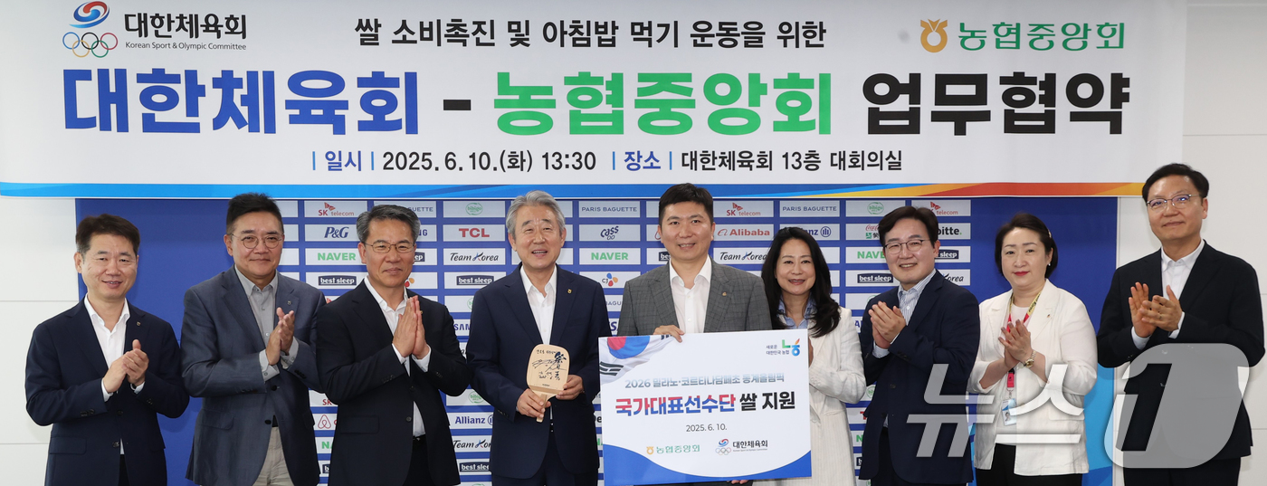 (서울=뉴스1) = 강호동 농협중앙회장이 10일 서울 송파구 올림픽회관에서 유승민 대한체육회장과 쌀소비촉진을 위한 아침밥 먹기 운동 업무협약을 체결 후 박서홍 농업경제대표이사 등 …