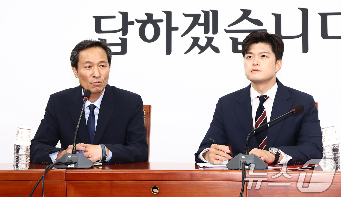 (서울=뉴스1) 김민지 기자 = 우상호 신임 정무수석이 10일 서울 여의도 국회에서 김용태 국민의힘 비상대책위원장을 예방하며 발언하고 있다. 2025.6.10/뉴스1