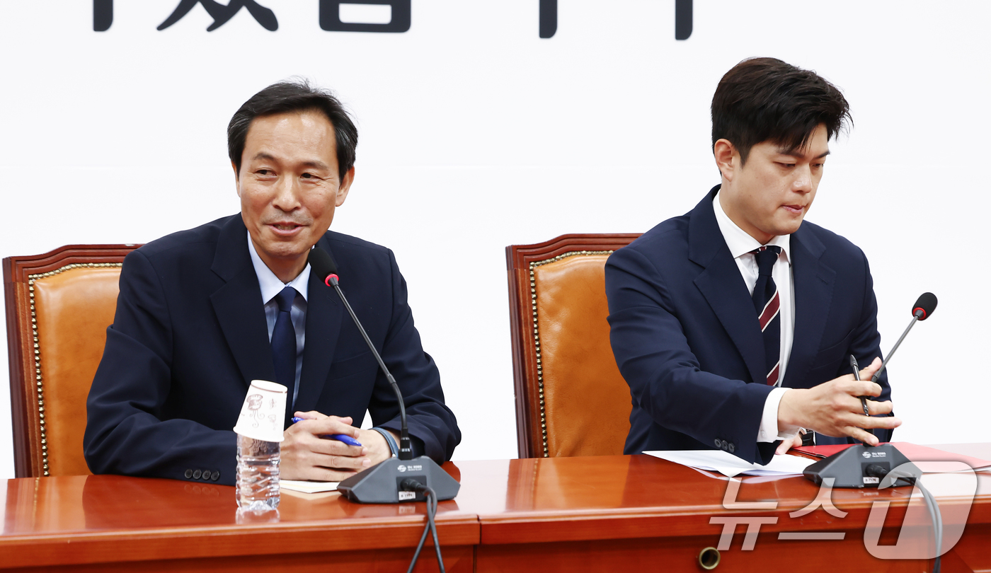 (서울=뉴스1) 김민지 기자 = 우상호 신임 정무수석이 10일 서울 여의도 국회에서 김용태 국민의힘 비상대책위원장을 예방하며 발언하고 있다. 2025.6.10/뉴스1