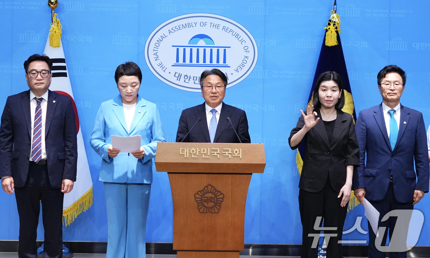 (광주=뉴스1) 박준배 기자 = 강기정 광주시장이 10일 서울 여의도 국회 소통관에서 정진욱·전진숙 국회의원 등과 기자회견을 열고 공공배달앱 활성화를 위한 지자체 국비 지원 등을 …