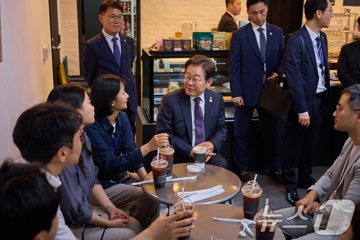 본문 이미지 - 이재명 대통령이 10일 서울 용산구 대통령실 청사에서 점심 식사를 한 후 출입기자단과 &#39;깜짝 티타임&#39;을 갖고 있다. &#40;대통령실 제공. 재판매 및 DB 금지&#41; 2025.6.10/뉴스1 ⓒ News1 허경 기자