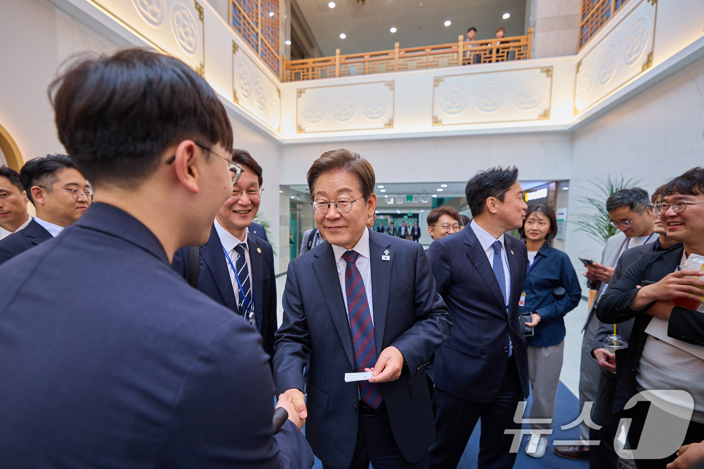 (서울=뉴스1) 허경 기자 = 이재명 대통령이 10일 서울 용산구 대통령실 청사에서 점심 식사를 한 후 출입기자들과 인사하고 있다. (대통령실 제공. 재판매 및 DB 금지) 202 …