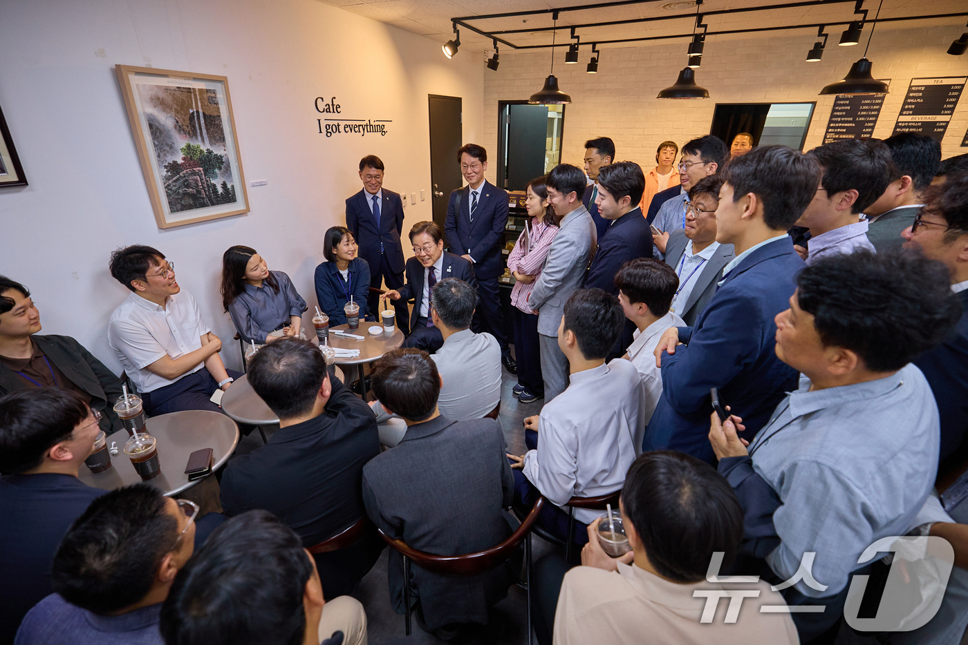 (서울=뉴스1) 허경 기자 = 이재명 대통령이 10일 서울 용산구 대통령실 청사에서 점심 식사를 한 뒤 출입기자단과 '깜짝 티타임'을 갖고 있다. (대통령실 제공. 재판매 및 DB …