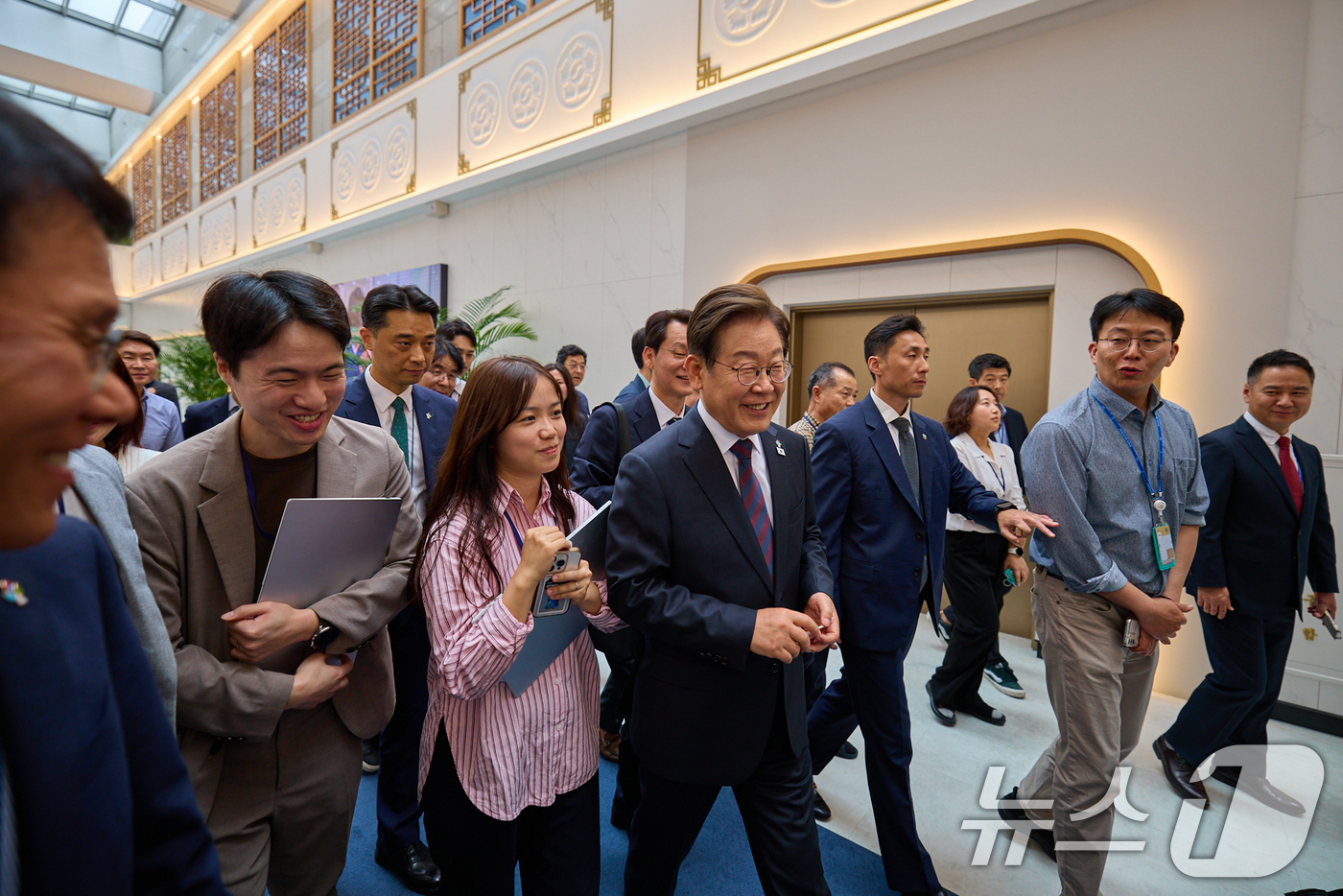 (서울=뉴스1) 허경 기자 = 이재명 대통령이 10일 서울 용산구 대통령실 청사에서 출입기자단과 '깜짝 티타임'을 가진 뒤 이동하고 있다. (대통령실 제공. 재판매 및 DB 금지) …