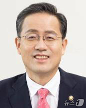 (서울=뉴스1) 박지혜 기자 = 이재명 대통령이 10일 신임 기획재정부 1차관에 이형일 통계청장을 임명했다.이 차관은 1971년생으로 대구 경상고, 서울대 경제학과를 졸업했다. 이 …