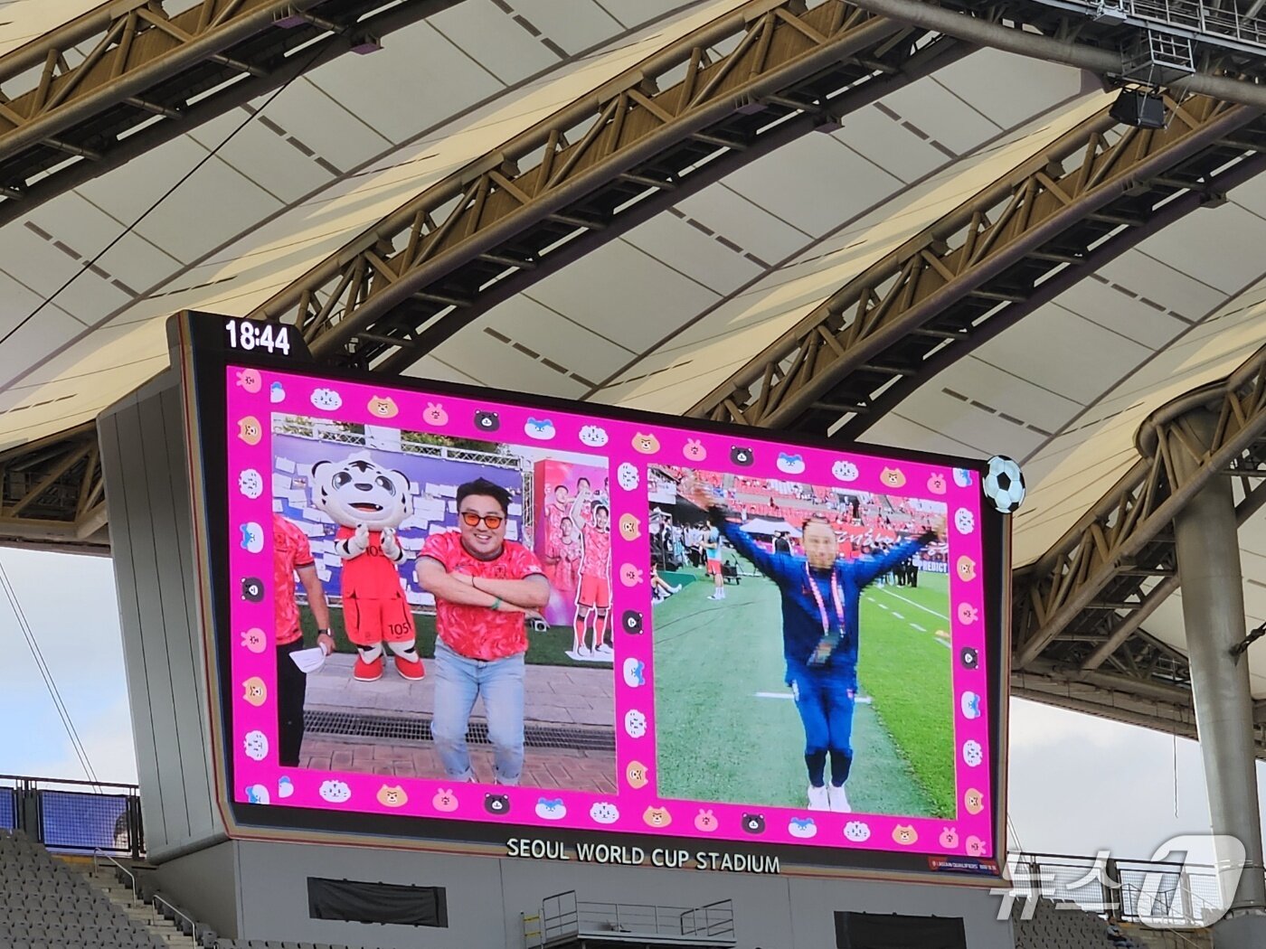 본문 이미지 - 이원 생중계로 관제탑 세리머니 대결을 펼치는 팬과 문선민 ⓒ News1 안영준 기자