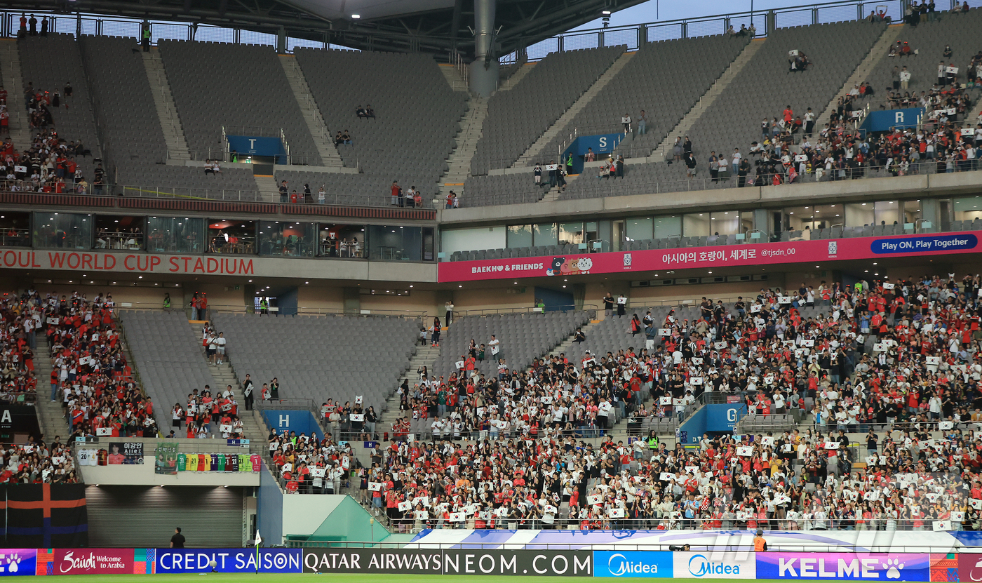 (서울=뉴스1) 김진환 기자 = 10일 오후 서울 마포구 상암동 서울월드컵경기장에서 열린 2026 국제축구연맹(FIFA) 북중미 월드컵 아시아 3차 예선 B조 10차전 대한민국과 …