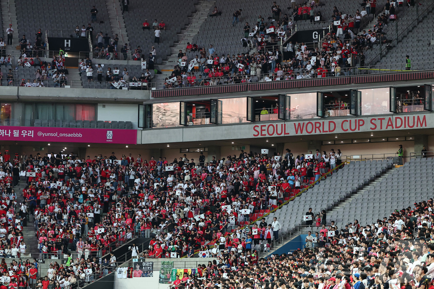(서울=뉴스1) 김도우 기자 = 10일 오후 서울 마포구 상암동 서울월드컵경기장에서 열린 2026 국제축구연맹(FIFA) 북중미 월드컵 아시아 3차 예선 B조 10차전 대한민국과 …