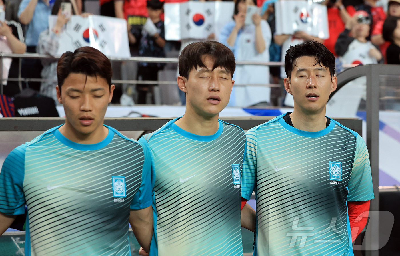 (서울=뉴스1) 김진환 기자 = 10일 오후 서울 마포구 상암동 서울월드컵경기장에서 열린 2026 국제축구연맹(FIFA) 북중미 월드컵 아시아 3차 예선 B조 10차전 대한민국과 …