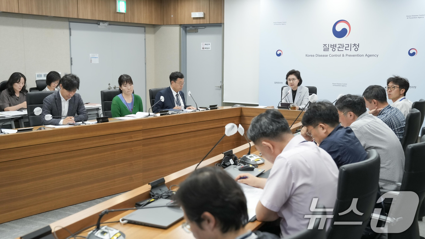 (서울=뉴스1) = 지영미 질병관리청장이 10일 열린 호흡기감염병 관계부처 합동대책반 5차 회의를 주재하고 있다. (질병관리청 제공, 재판매 및 DB금지) 2025.6.10/뉴스1 …