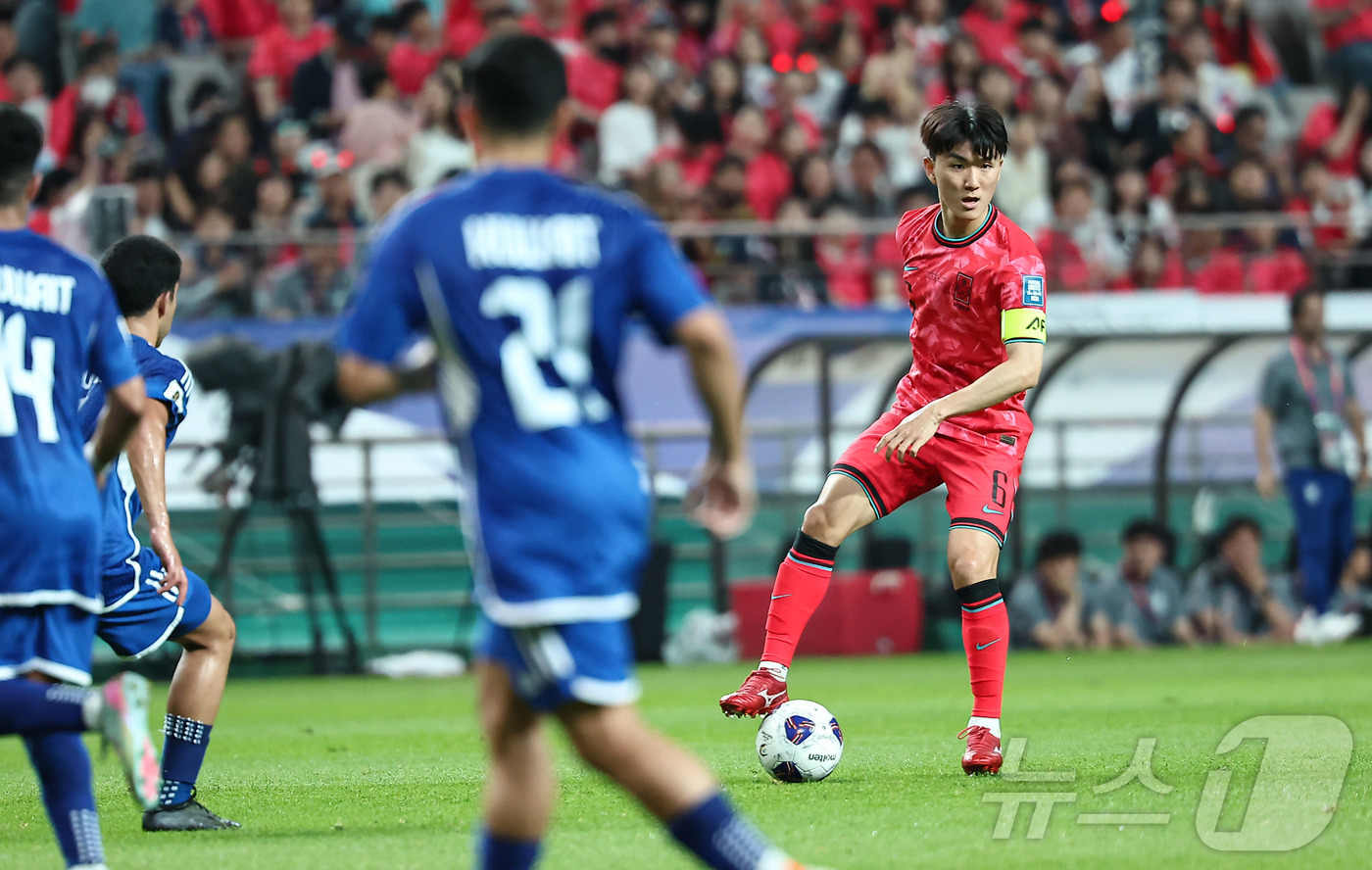 (서울=뉴스1) 김도우 기자 = 10일 오후 서울 마포구 상암동 서울월드컵경기장에서 열린 2026 국제축구연맹(FIFA) 북중미 월드컵 아시아 3차 예선 B조 10차전 대한민국과 …