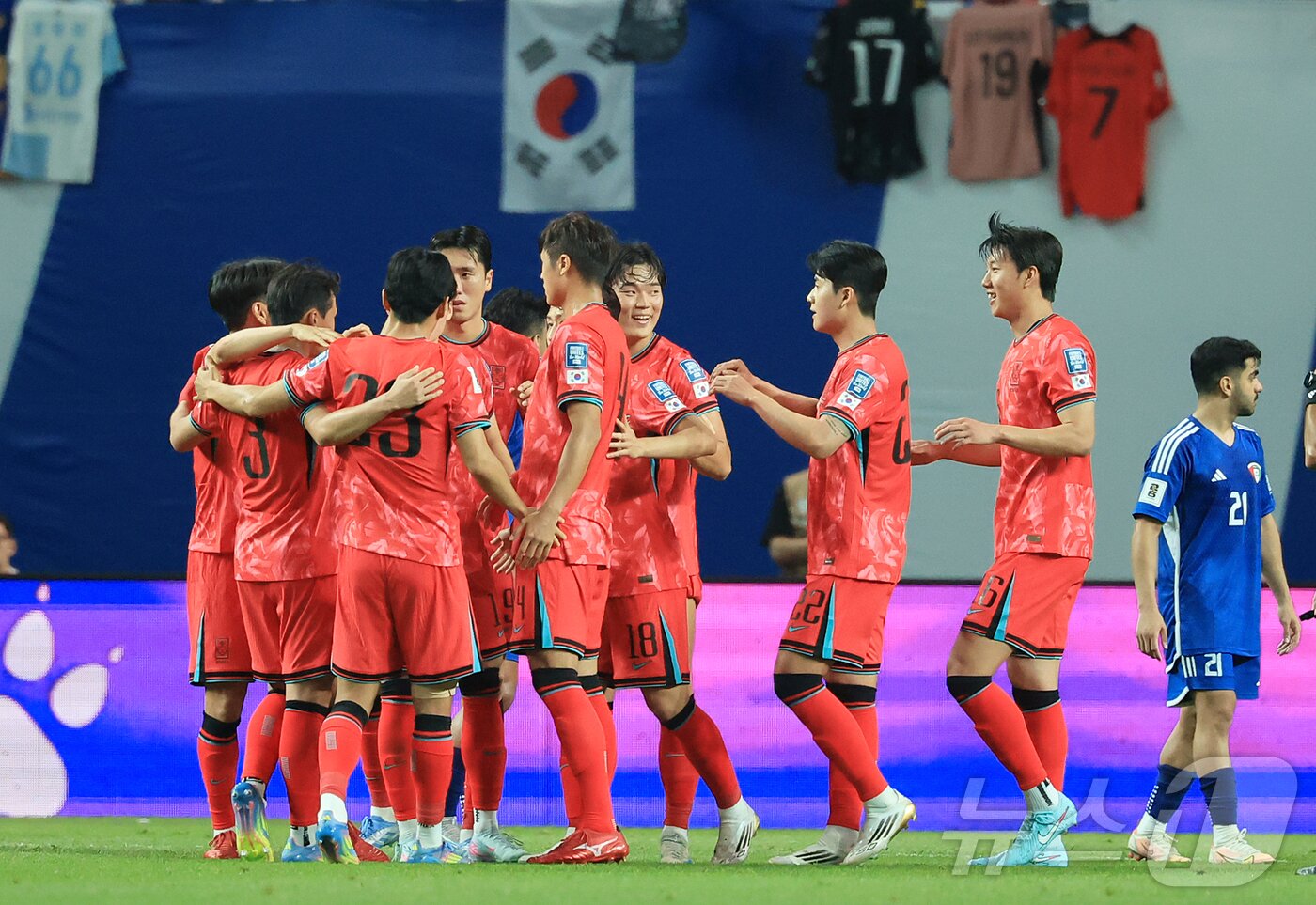 본문 이미지 - 한국과 쿠웨이트의 월드컵 예선에서 득점 후 기뻐하는 한국 선수들. 2025.6.10/뉴스1 ⓒ News1 김진환 기자