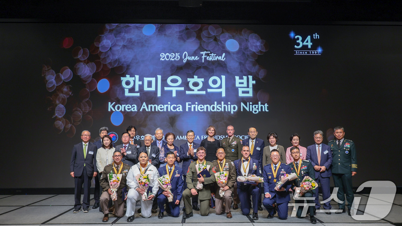 (서울=뉴스1) = 강정애 국가보훈부 장관이 10일 오후 서울시 서초구 JW메리어트 서울 그랜드볼룸에서 열린 한미우호의 밤 행사에서 참석자들과 기념촬영을 하고 있다. (국가보훈부 …