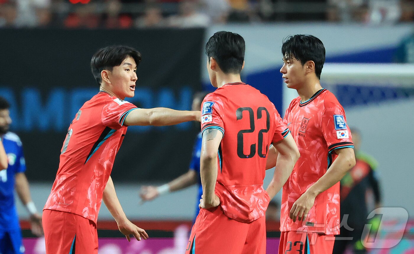 본문 이미지 - 10일 오후 서울 마포구 상암동 서울월드컵경기장에서 열린 2026 국제축구연맹&#40;FIFA&#41; 북중미 월드컵 아시아 3차 예선 B조 10차전 대한민국과 쿠웨이트의 경기, 전반 대한민국 황인범이 설영우, 전진우와 대화를 나누고 있다. 2025.6.10/뉴스1 ⓒ News1 김진환 기자