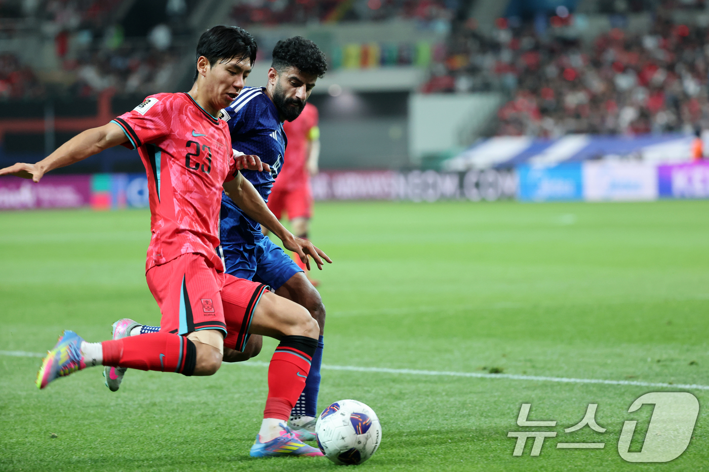 (서울=뉴스1) 이승배 기자 = 10일 오후 서울 마포구 상암동 서울월드컵경기장에서 열린 2026 국제축구연맹(FIFA) 북중미 월드컵 아시아 3차 예선 B조 10차전 대한민국과 …