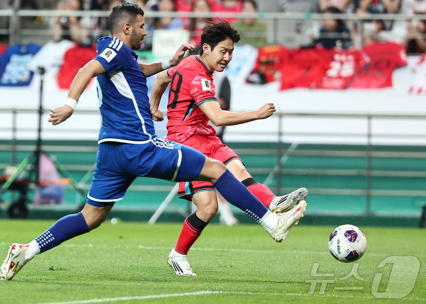 (서울=뉴스1) 김도우 기자 = 10일 오후 서울 마포구 상암동 서울월드컵경기장에서 열린 2026 국제축구연맹(FIFA) 북중미 월드컵 아시아 3차 예선 B조 10차전 대한민국과 …