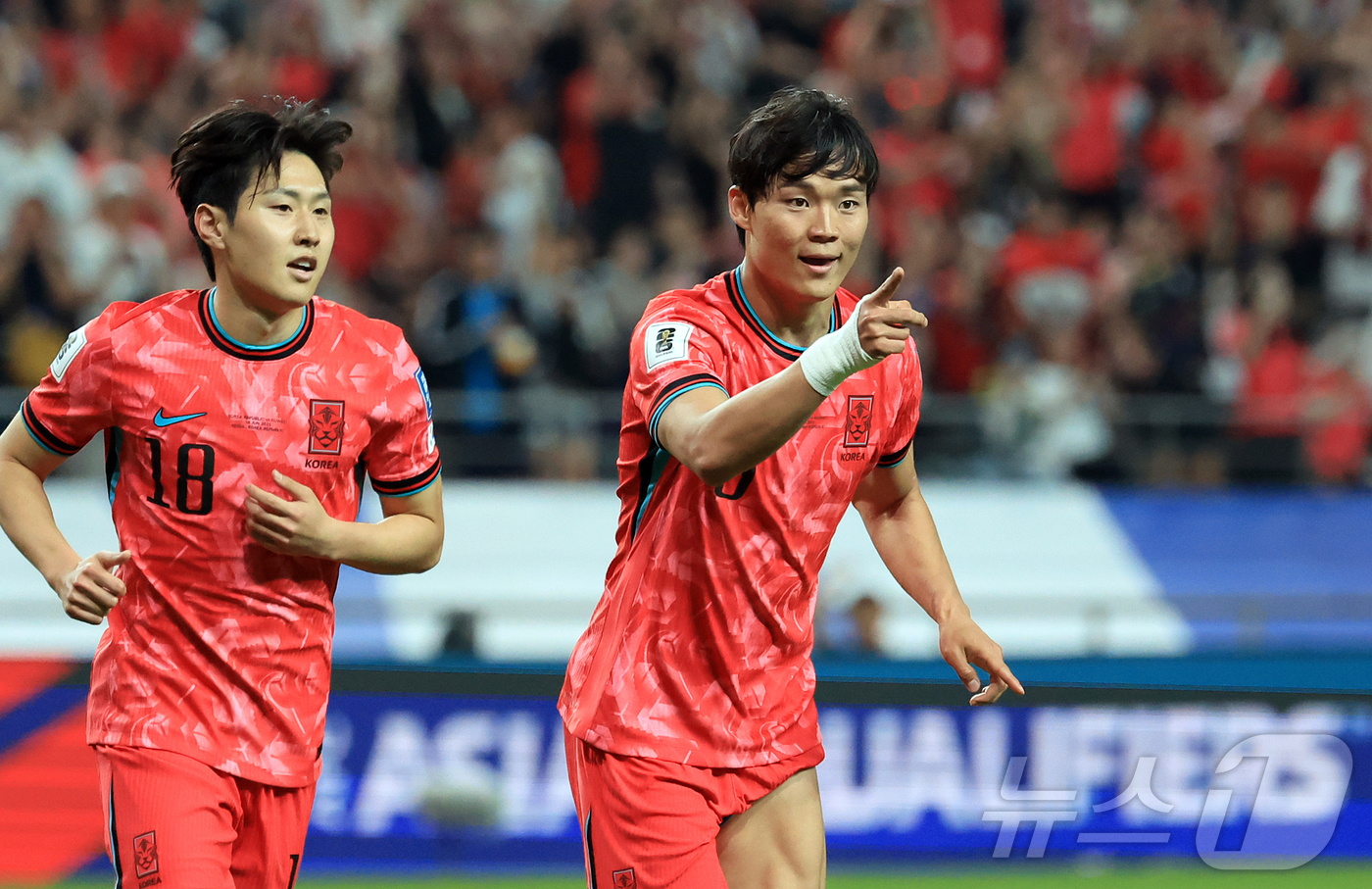 (서울=뉴스1) 김진환 기자 = 10일 오후 서울 마포구 상암동 서울월드컵경기장에서 열린 2026 국제축구연맹(FIFA) 북중미 월드컵 아시아 3차 예선 B조 10차전 대한민국과 …