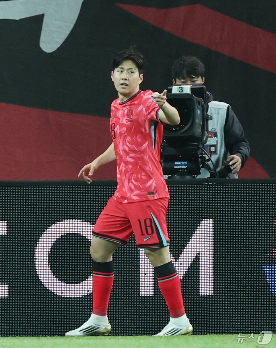 본문 이미지 - 수비라인 위에서는 어디에서나 뛸 수 있는 만능자원 이강인. ⓒ News1 이승배 기자