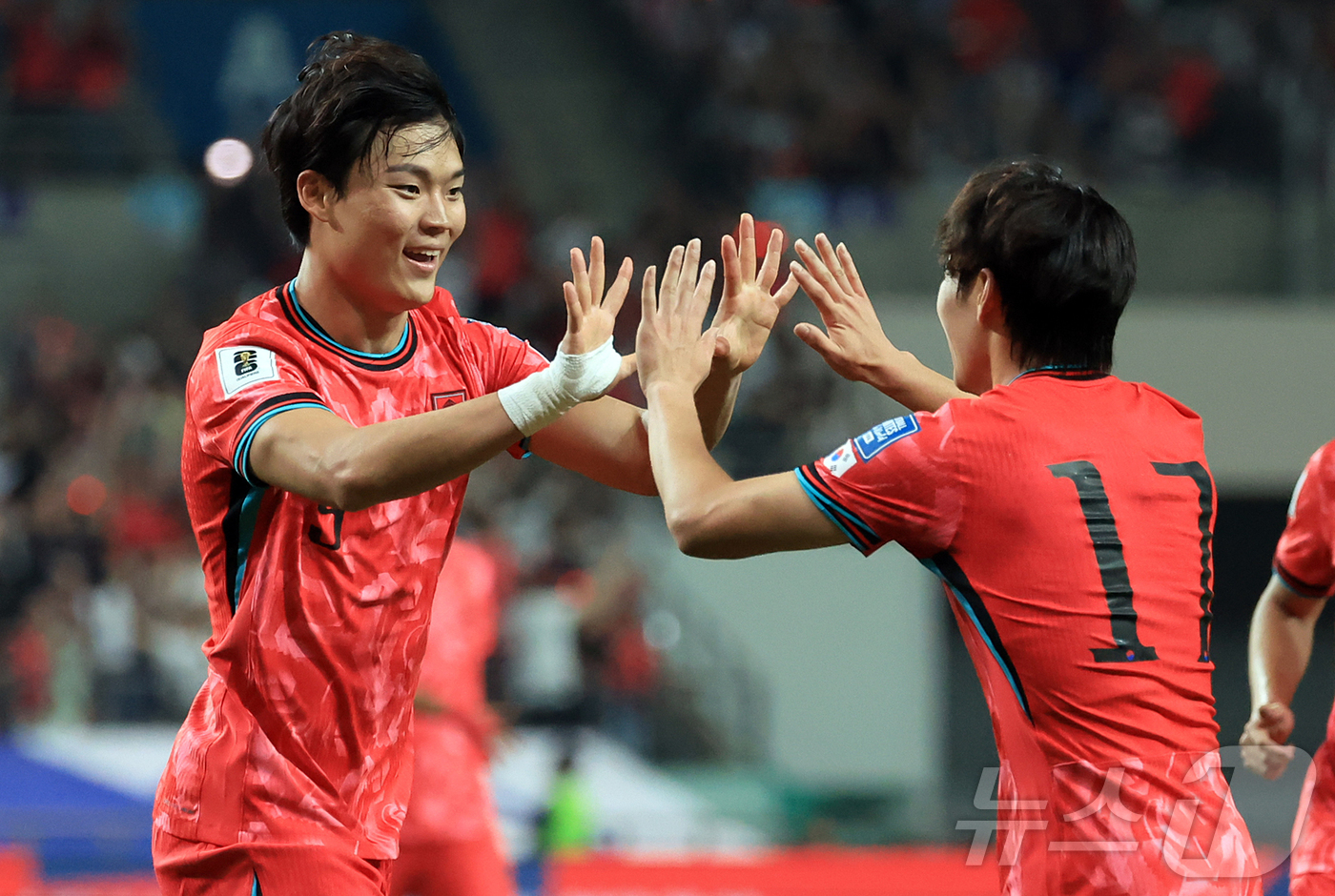 (서울=뉴스1) 김진환 기자 = 10일 오후 서울 마포구 상암동 서울월드컵경기장에서 열린 2026 국제축구연맹(FIFA) 북중미 월드컵 아시아 3차 예선 B조 10차전 대한민국과 …