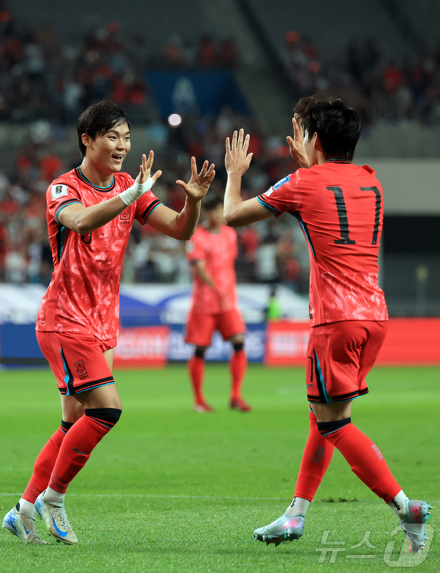 (서울=뉴스1) 김진환 기자 = 10일 오후 서울 마포구 상암동 서울월드컵경기장에서 열린 2026 국제축구연맹(FIFA) 북중미 월드컵 아시아 3차 예선 B조 10차전 대한민국과 …