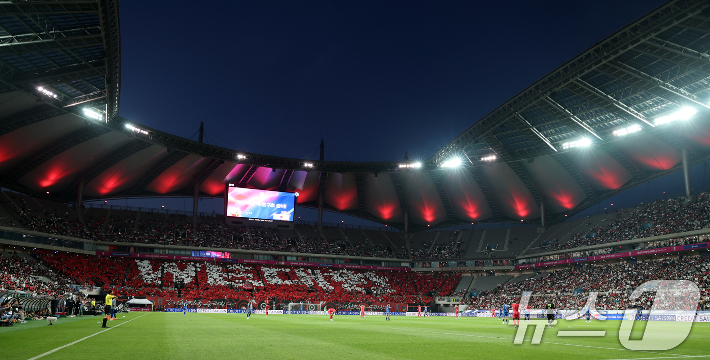 (서울=뉴스1) 이승배 기자 = 10일 오후 서울 마포구 상암동 서울월드컵경기장에서 열린 2026 국제축구연맹(FIFA) 북중미 월드컵 아시아 3차 예선 B조 10차전 대한민국과 …