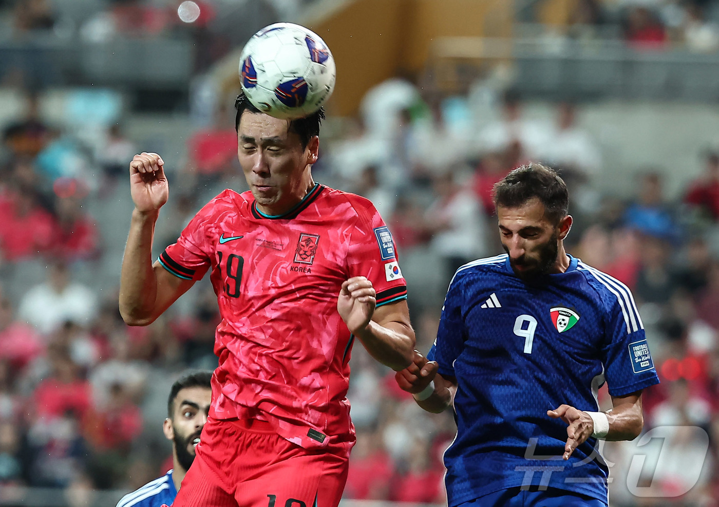 (서울=뉴스1) 김도우 기자 = 10일 오후 서울 마포구 상암동 서울월드컵경기장에서 열린 2026 국제축구연맹(FIFA) 북중미 월드컵 아시아 3차 예선 B조 10차전 대한민국과 …