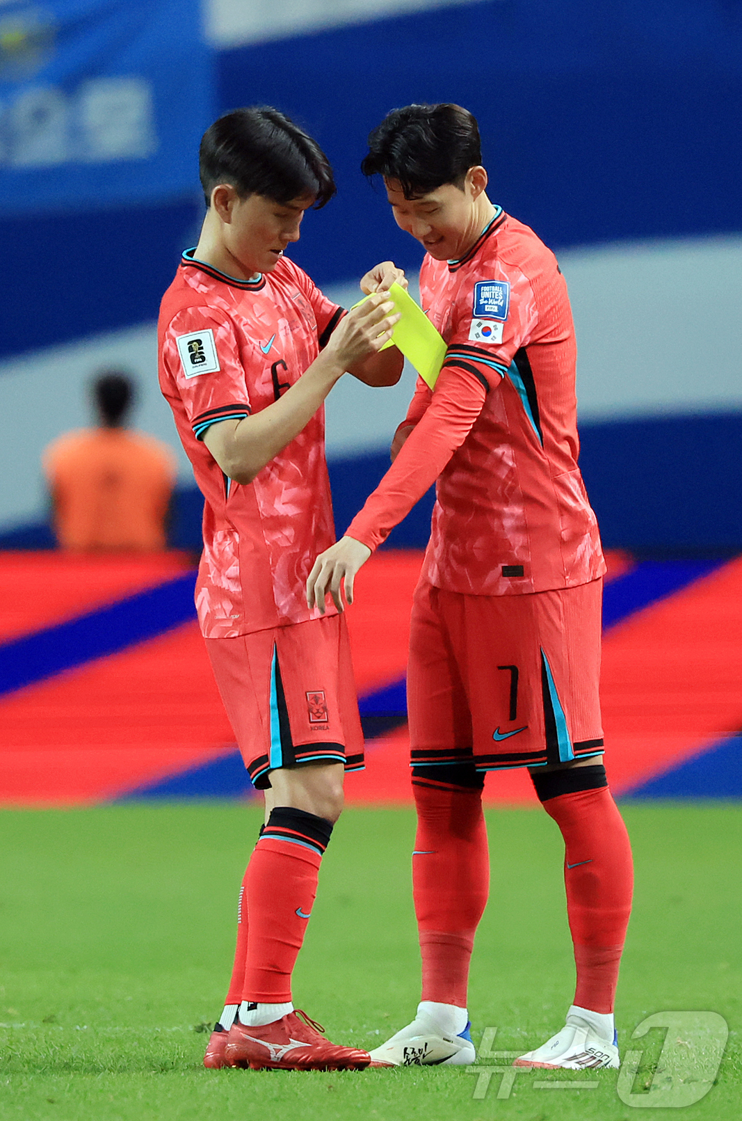 (서울=뉴스1) 김진환 기자 = 10일 오후 서울 마포구 상암동 서울월드컵경기장에서 열린 2026 국제축구연맹(FIFA) 북중미 월드컵 아시아 3차 예선 B조 10차전 대한민국과 …